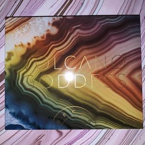 ✨Becca Volcano Goddess Eyeshadow Pallete✨